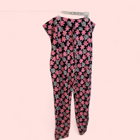 A pair of Fabulous floral pajama set  in size extra large - Picture 2 of 10